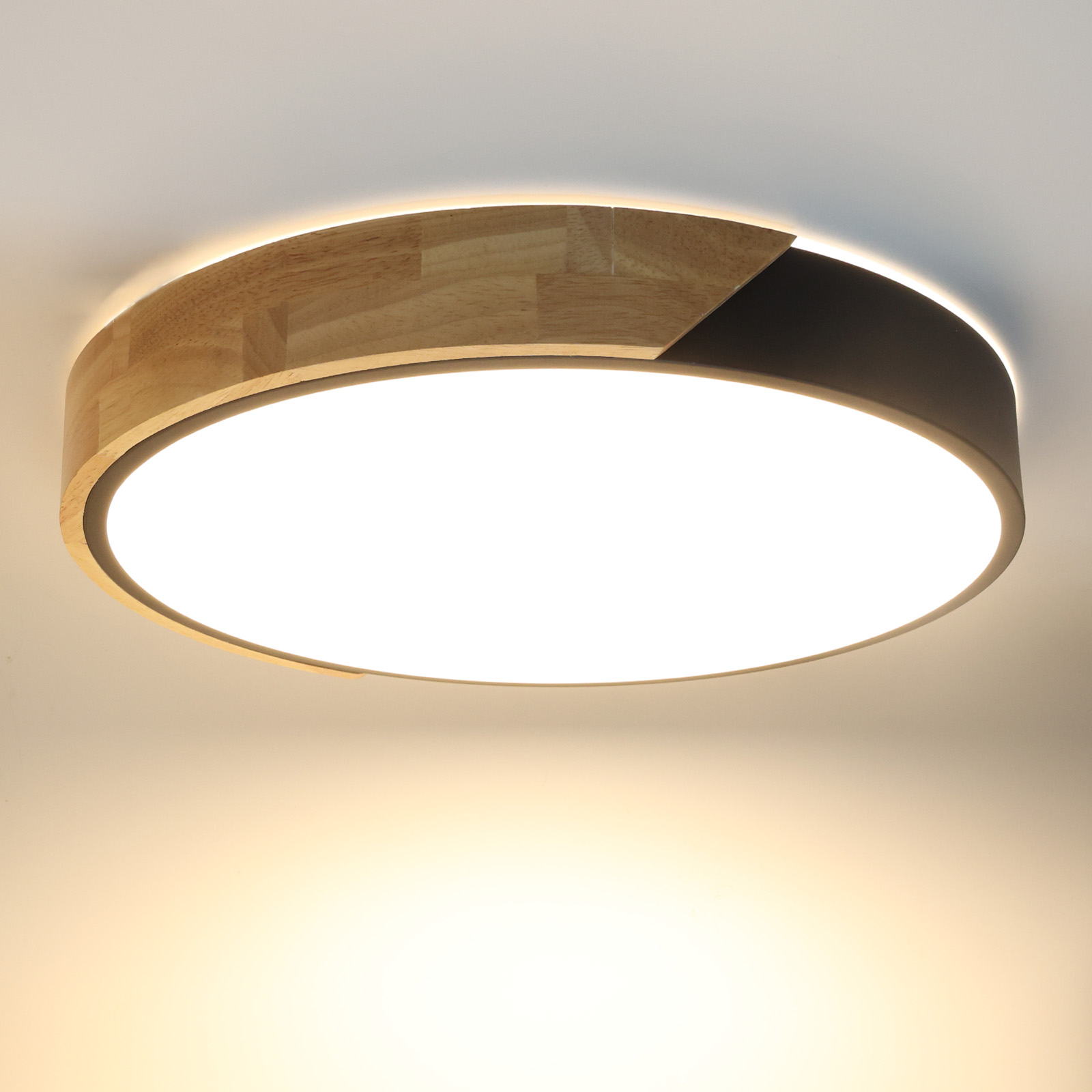 Primer plano de una lámpara de techo. Borde de madera, luz brillante. Fondo blanco.