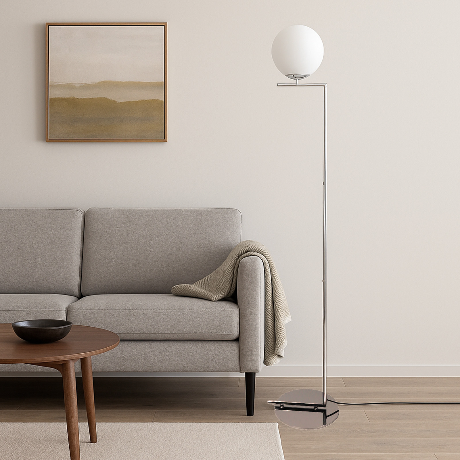 Habitación con un sofá gris, una mesa de centro de madera y una lámpara de pie con bombilla redonda.