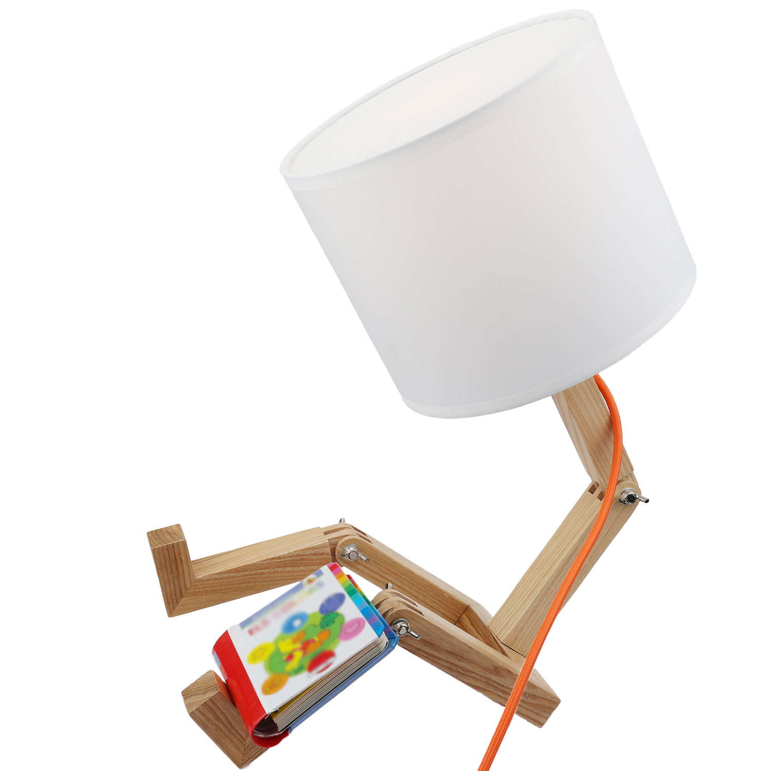 Una lámpara de escritorio de madera con pantalla blanca, cable naranja y un libro en su regazo.