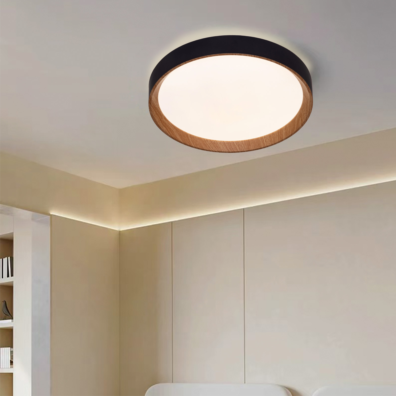 Una lámpara de techo redonda con un anillo exterior negro y un anillo interior de madera. Está instalada en el techo.