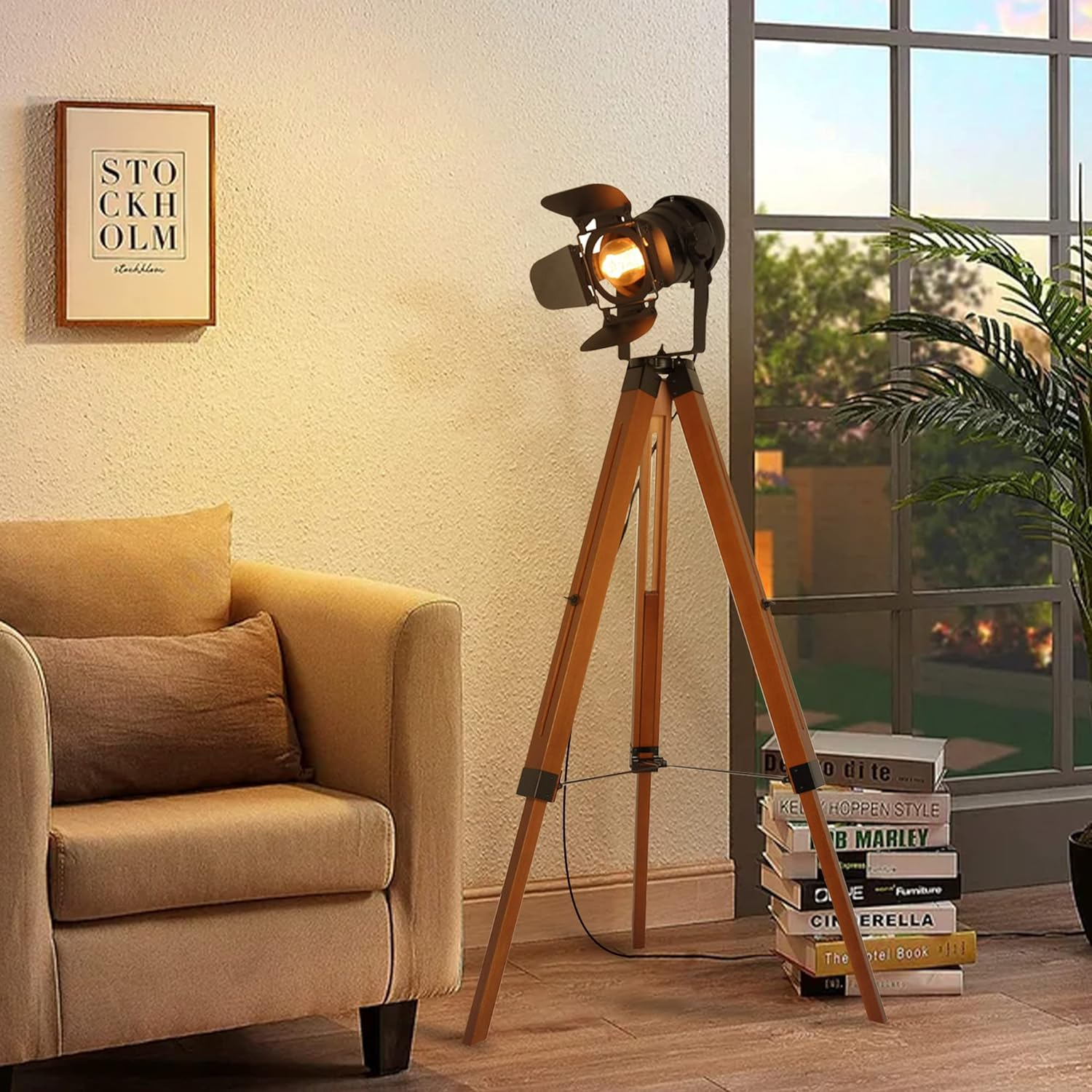 Una sala de estar con una lámpara de pie de estilo vintage, un sillón beige y una pila de libros.