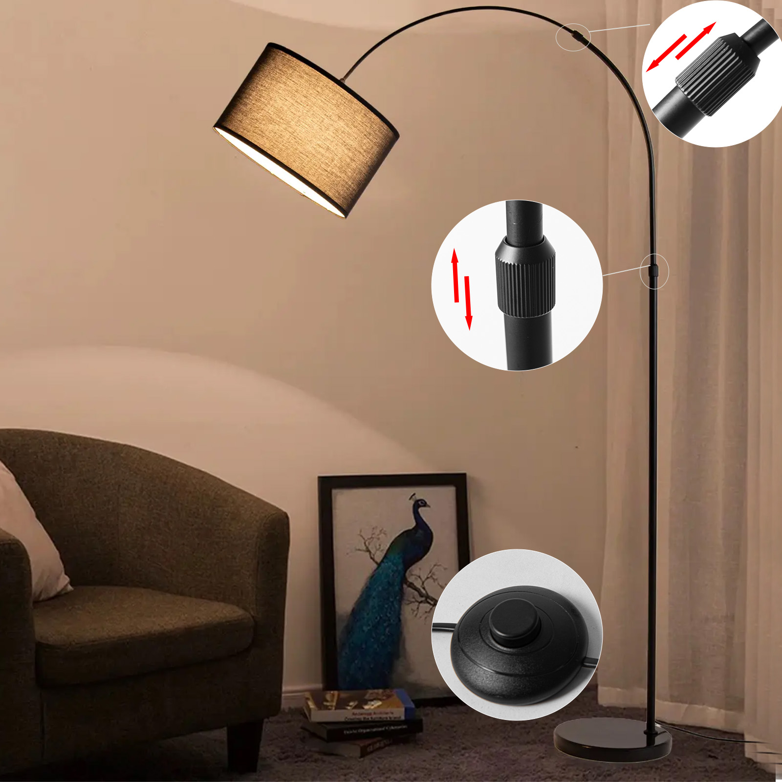 Una lámpara de pie de arco negro con una pantalla beige. Hay un cuadro de un pavo real en la pared.