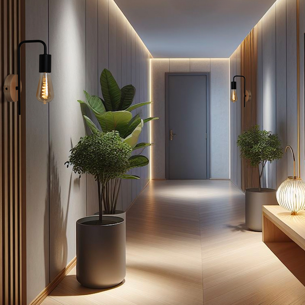 Un pasillo con plantas y lámparas de pared. Las paredes son de paneles de madera y hay una puerta al final.