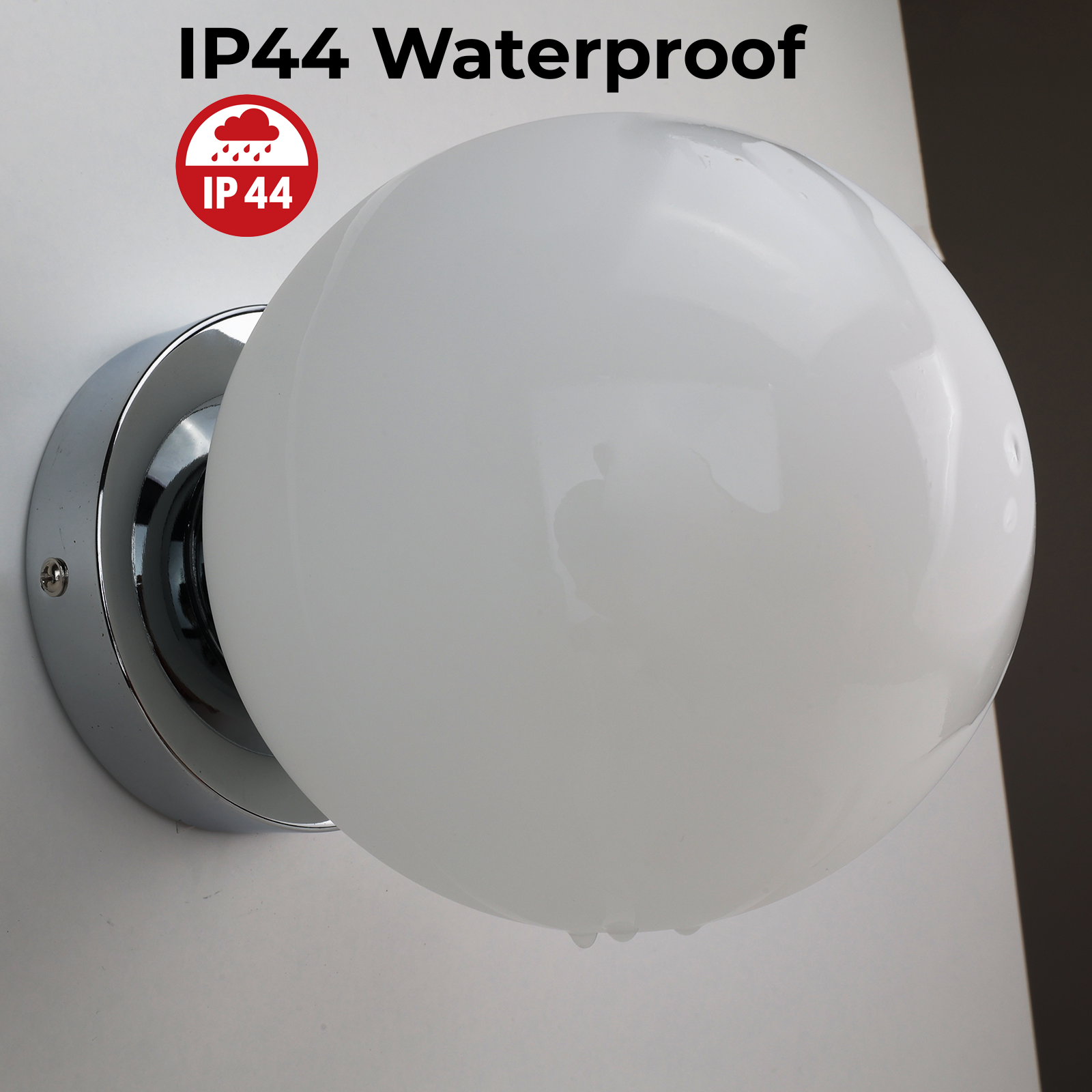 Primer plano de una lámpara de pared redonda blanca. Tiene un anillo cromado y tiene clasificación IP44 a prueba de agua.