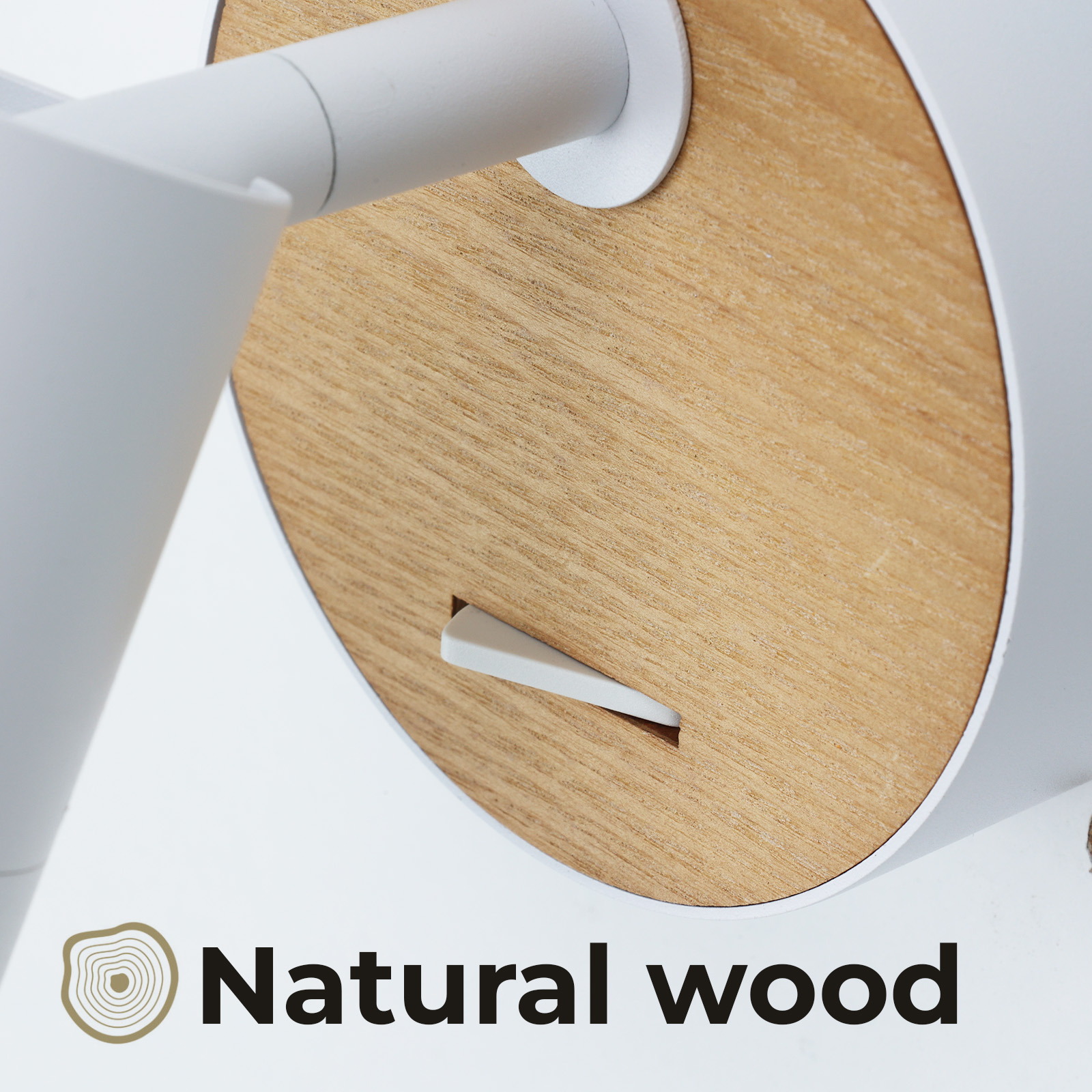 Primer plano de una lámpara de pared blanca con base de madera. El texto dice 'Madera natural'.