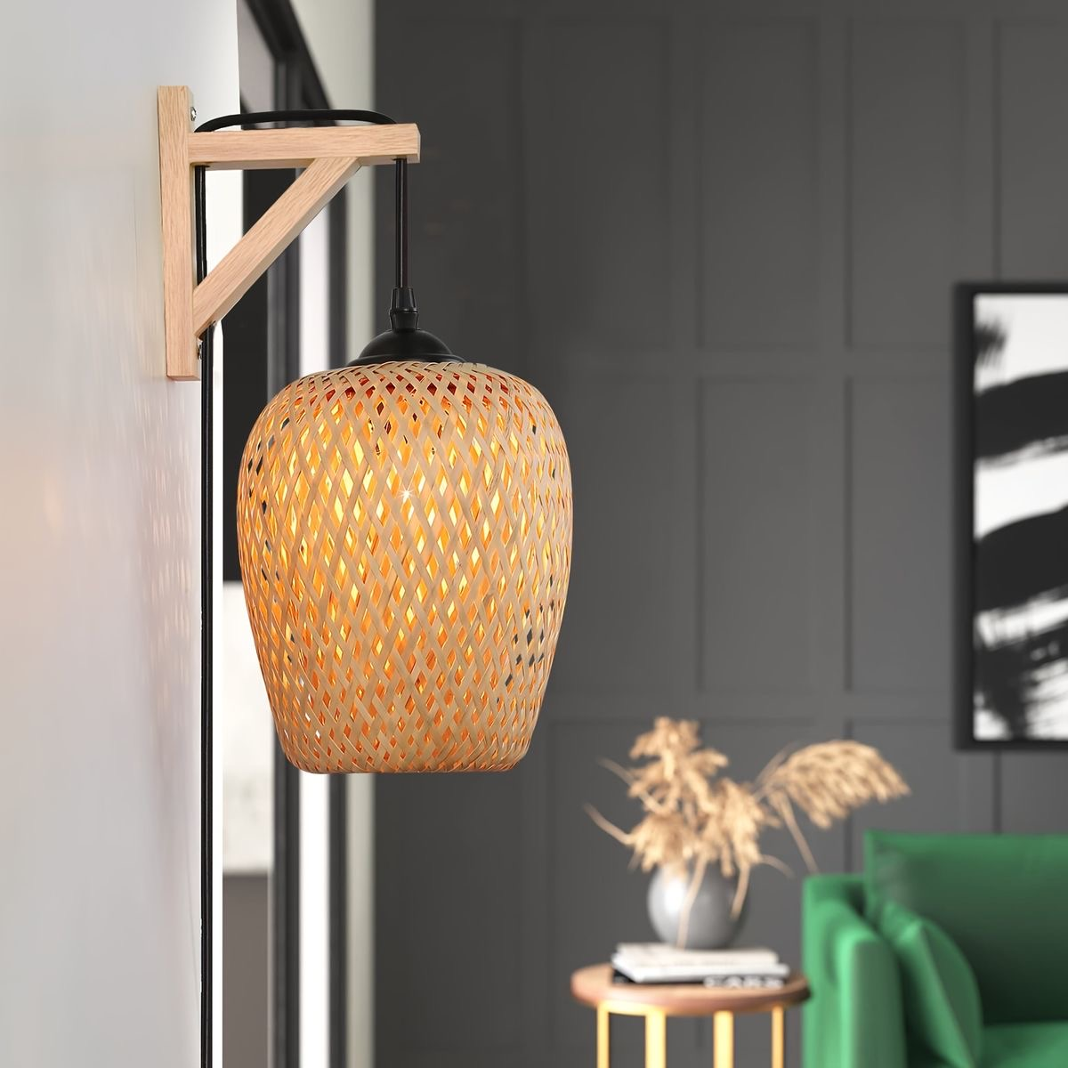 Una lámpara con una pantalla de cesta tejida. Está montada en un soporte de madera. La escena es un salón.