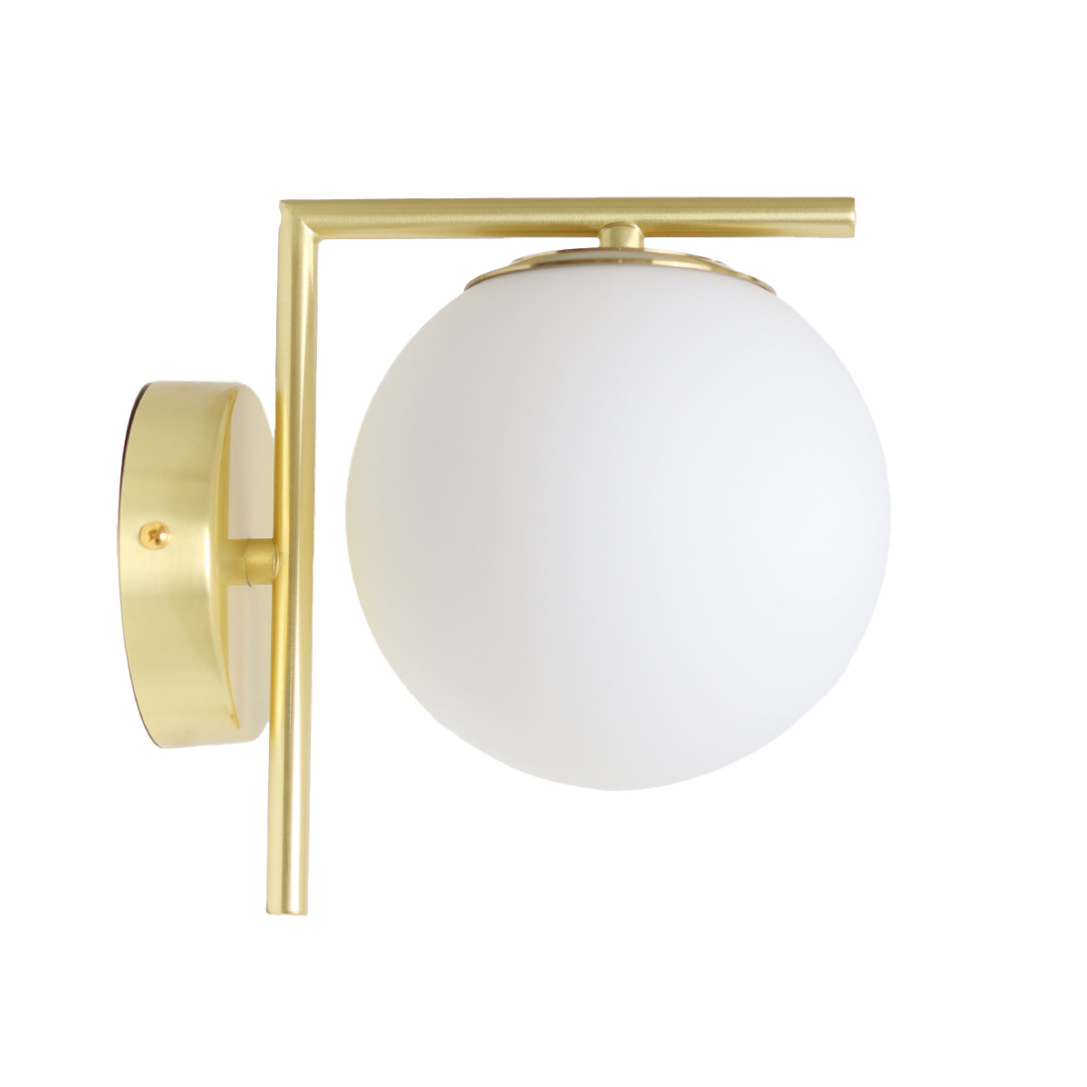 Una lámpara de globo blanca montada en una pared con un marco dorado. La lámpara está en el lado izquierdo.