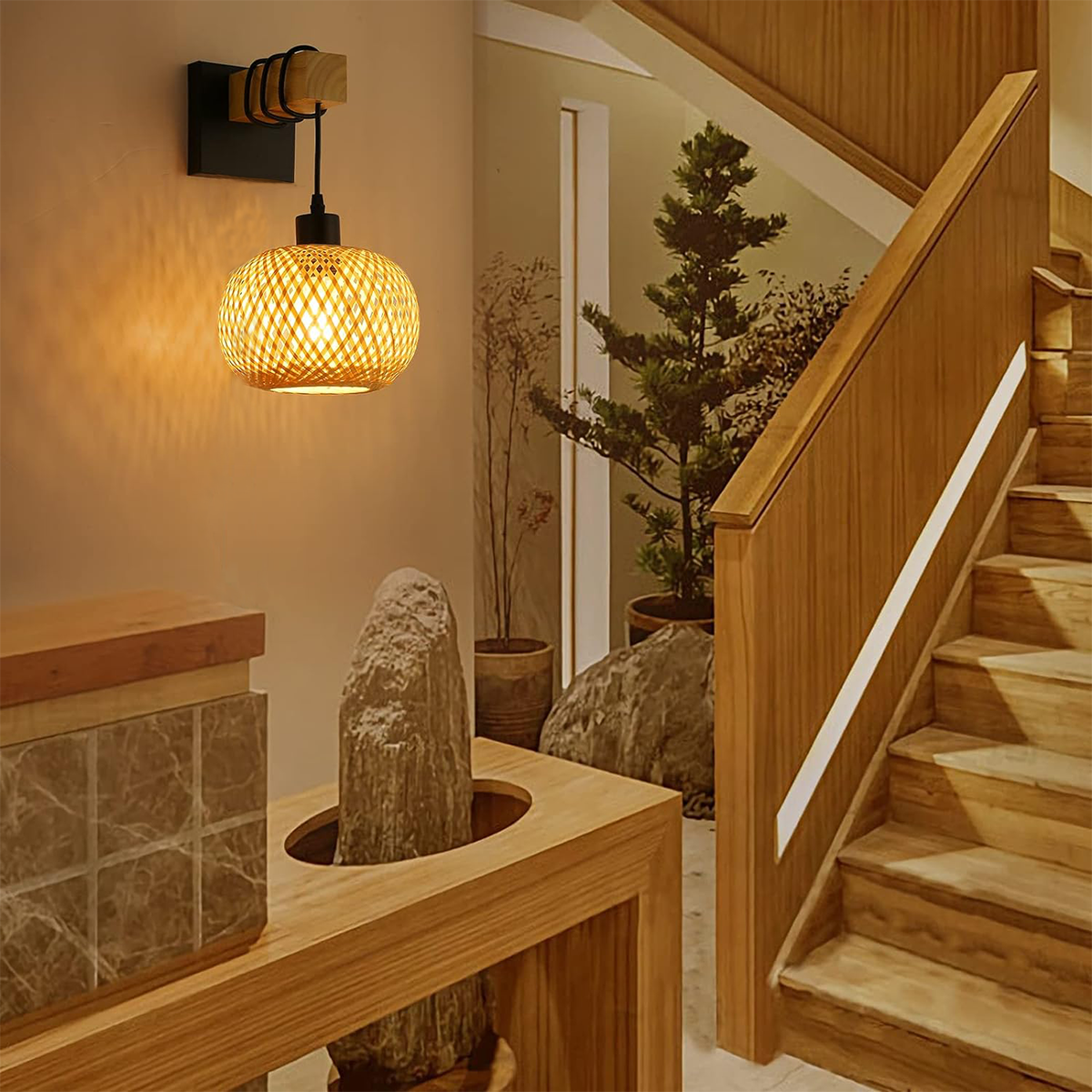 Una lámpara de pared con pantalla de bambú, colgando de un bloque de madera, en una habitación cálida con escalera y elementos decorativos.