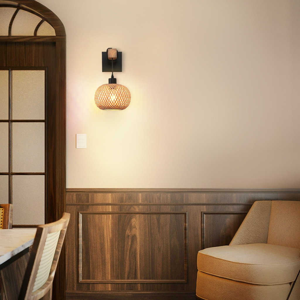 Una lámpara de pared con pantalla de bambú montada en un bloque de madera, en una habitación con paneles de madera y pared beige.