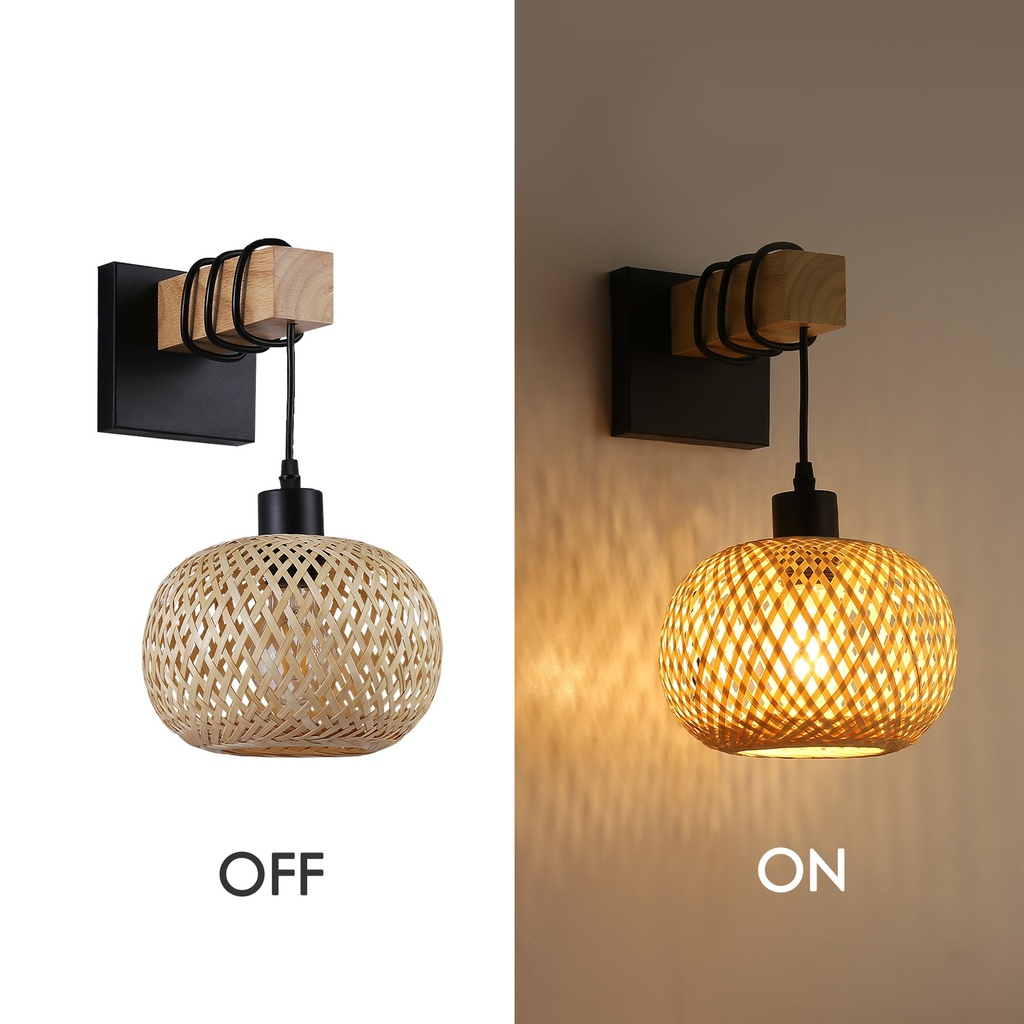 Una lámpara de pared con pantalla de bambú, encendida y apagada, mostrando los efectos de luz y sombra sobre fondo blanco.