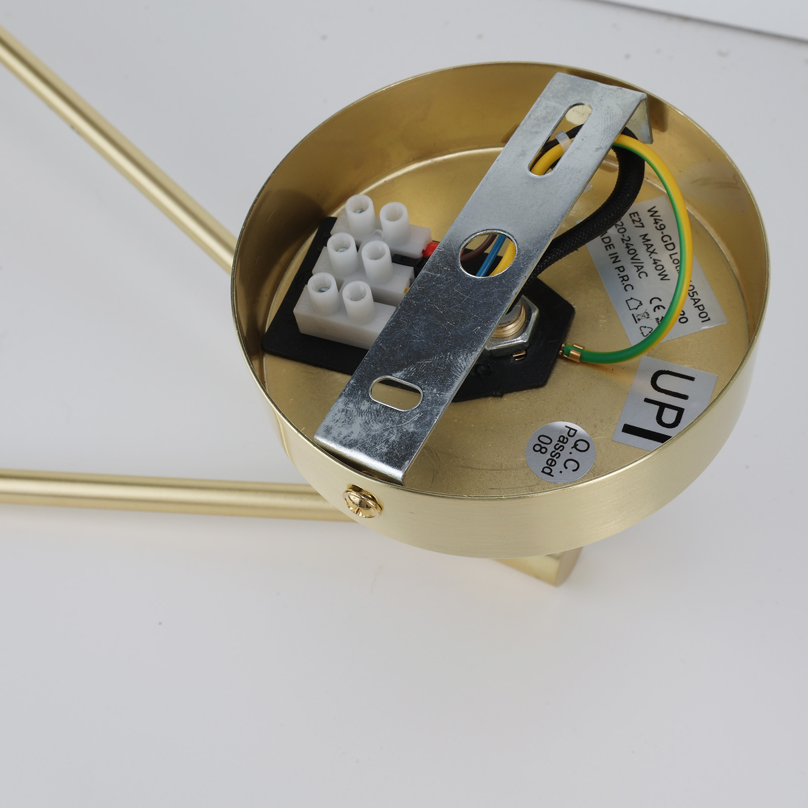 Los componentes internos de una lámpara de pared, incluyendo el cableado y el soporte de montaje.