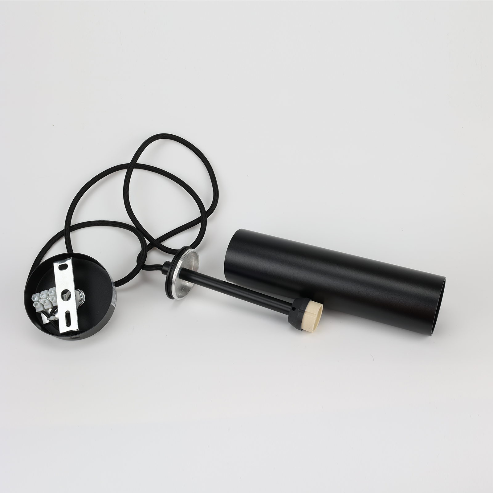 Componentes de una lámpara colgante negra, que incluyen un montaje en el techo, un cable negro y un cuerpo de lámpara cilíndrico.