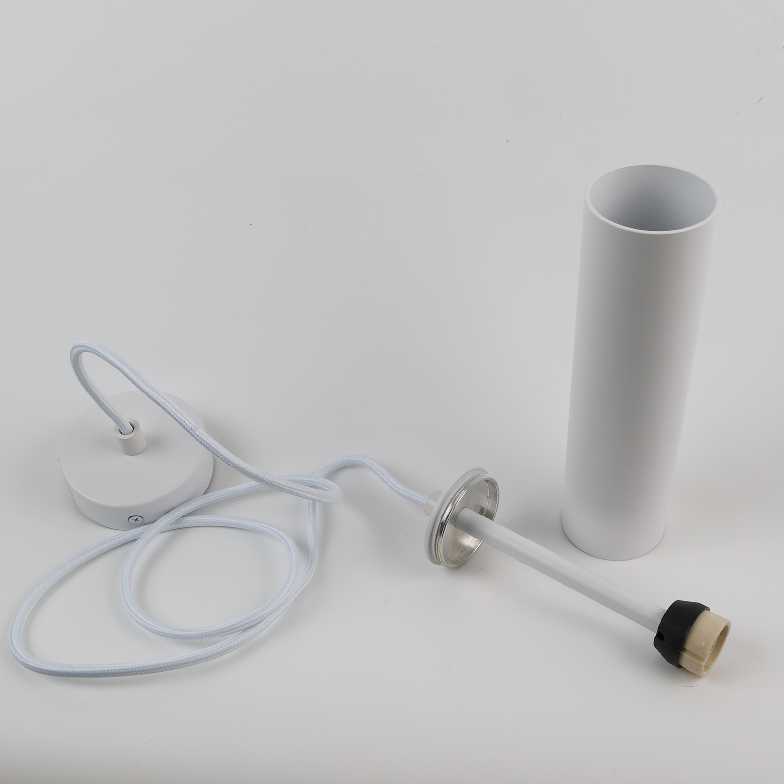 Componentes de una lámpara colgante blanca: cable, montaje en el techo, portalámparas y el cuerpo cilíndrico principal.