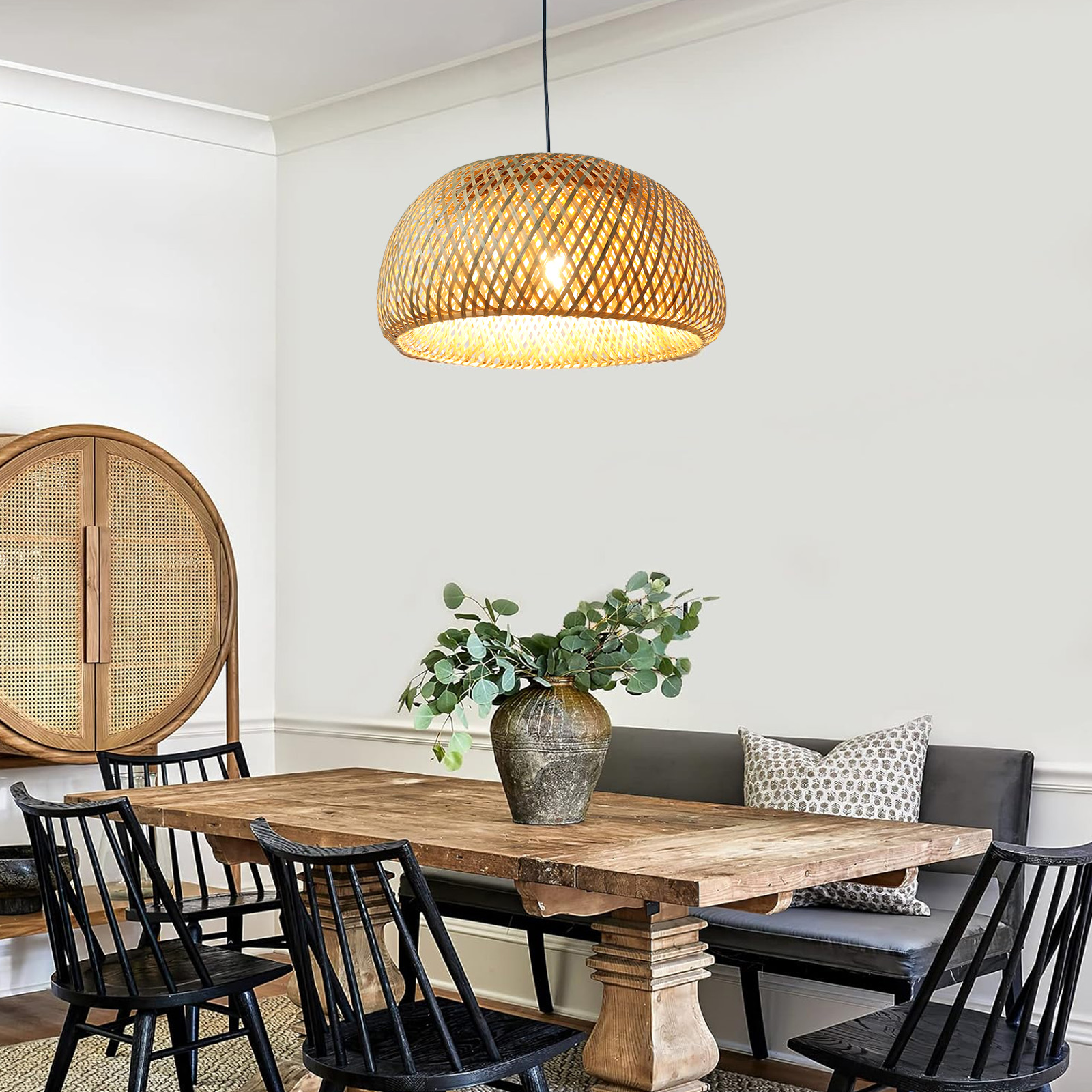 Comedor con lámpara de bambú tejido. Mesa de madera, sillas y armario presentes.