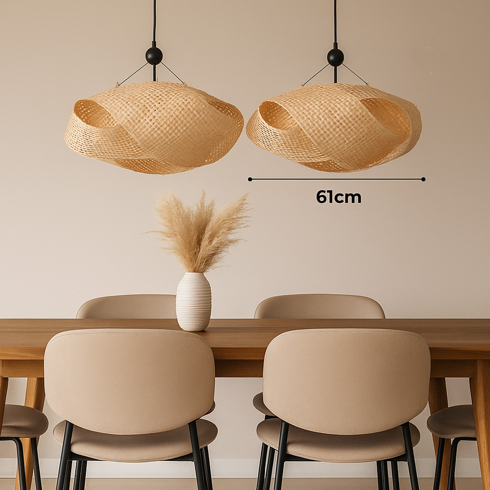 Dos lámparas colgantes tejidas cuelgan sobre una mesa. Las lámparas están hechas de un material tejido marrón claro.