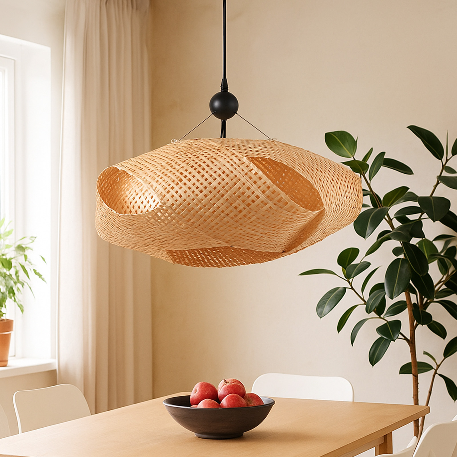 Una lámpara colgante tejida cuelga sobre una mesa con un cuenco de manzanas rojas. La lámpara tiene un patrón de tejido de cesta.