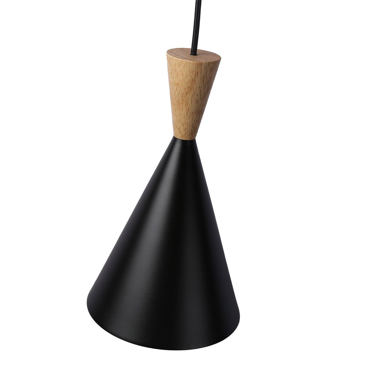 Una lámpara negra en forma de cono con una parte superior de madera. Cuelga.