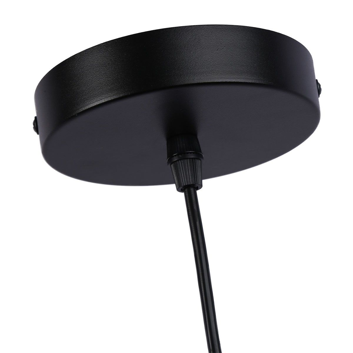 Un accesorio de techo negro con un cable colgando de él.