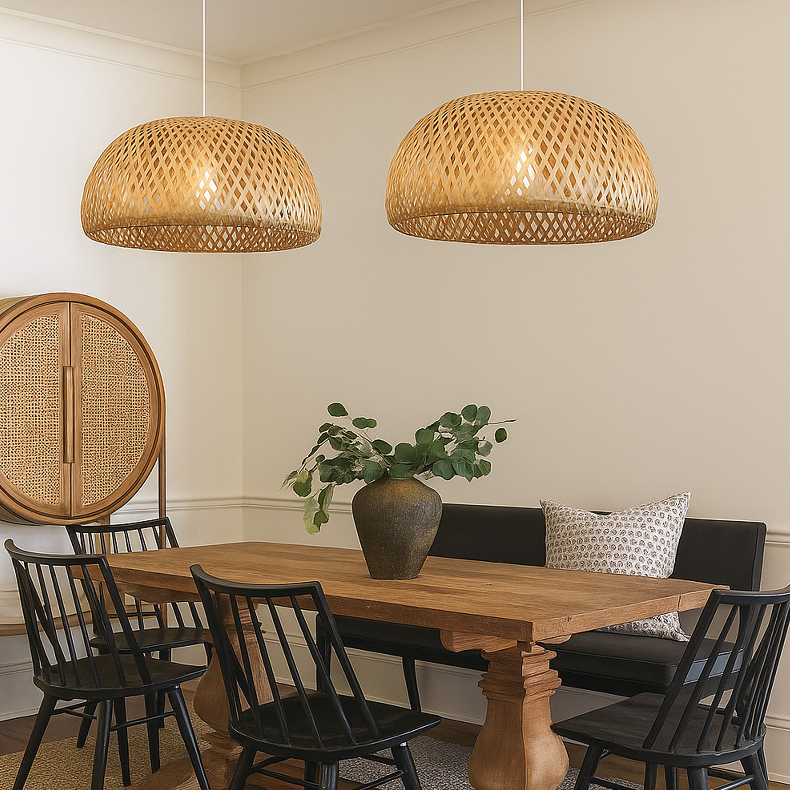 Dos lámparas de bambú tejido cuelgan sobre una mesa de comedor de madera. La habitación tiene un banco y sillas.