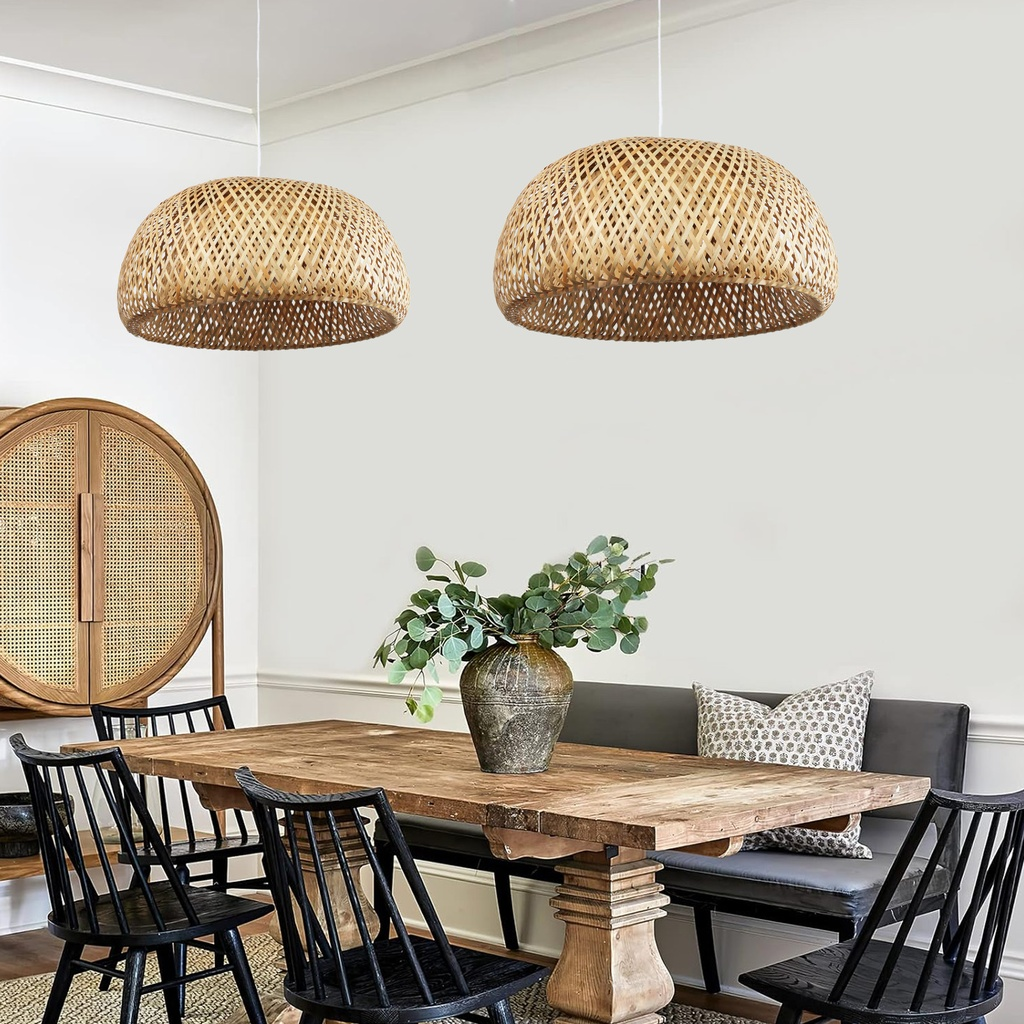 Dos lámparas de bambú colgando del techo sobre una mesa de comedor con sillas y un armario.