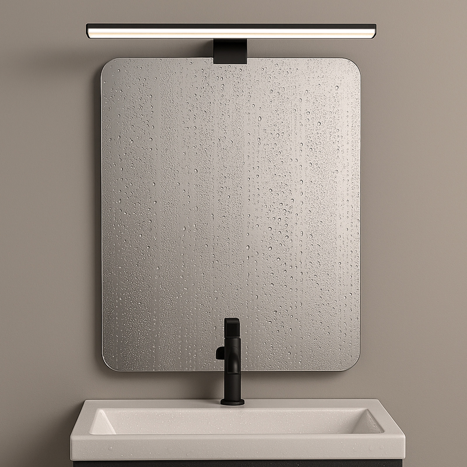 Una luz de tocador negra está encima de un espejo con gotas de agua. Un grifo negro y un lavabo están debajo.