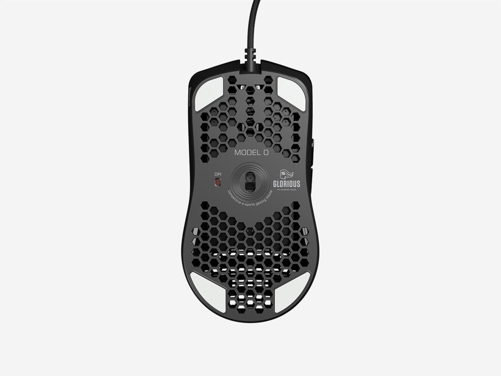 Zwarte gamingmuis met honingraatontwerp aan de onderkant. Heeft witte pads en de merknaam is zichtbaar.