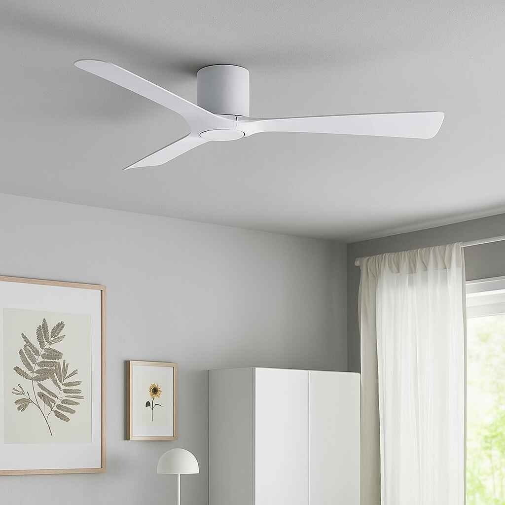 Witte plafondventilator in een kamer. Kunstwerken en een witte kast op de achtergrond.