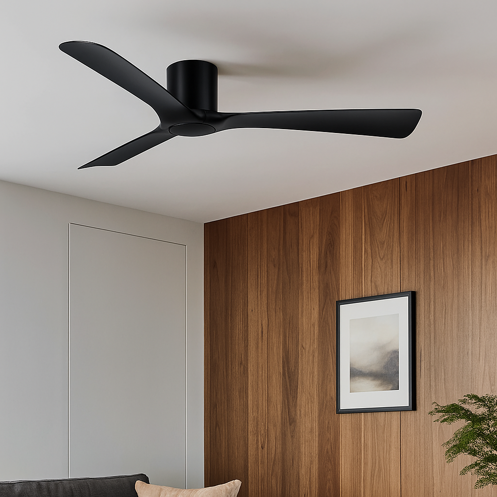 Zwarte plafondventilator in een kamer. Houten wand en een fotolijst op de achtergrond.