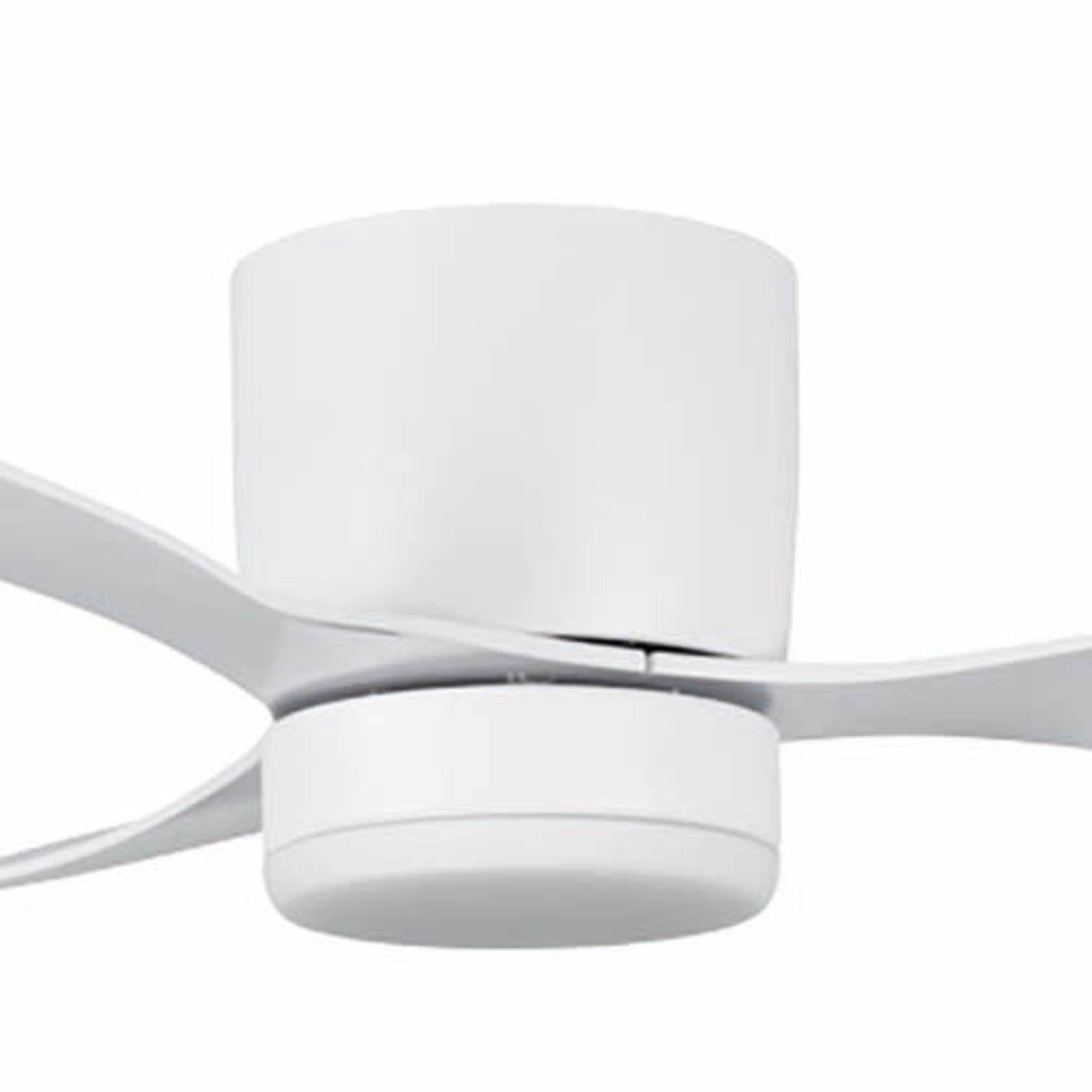 Close-up van een witte plafondventilator. De ventilator heeft drie bladen en een centrale lamp.