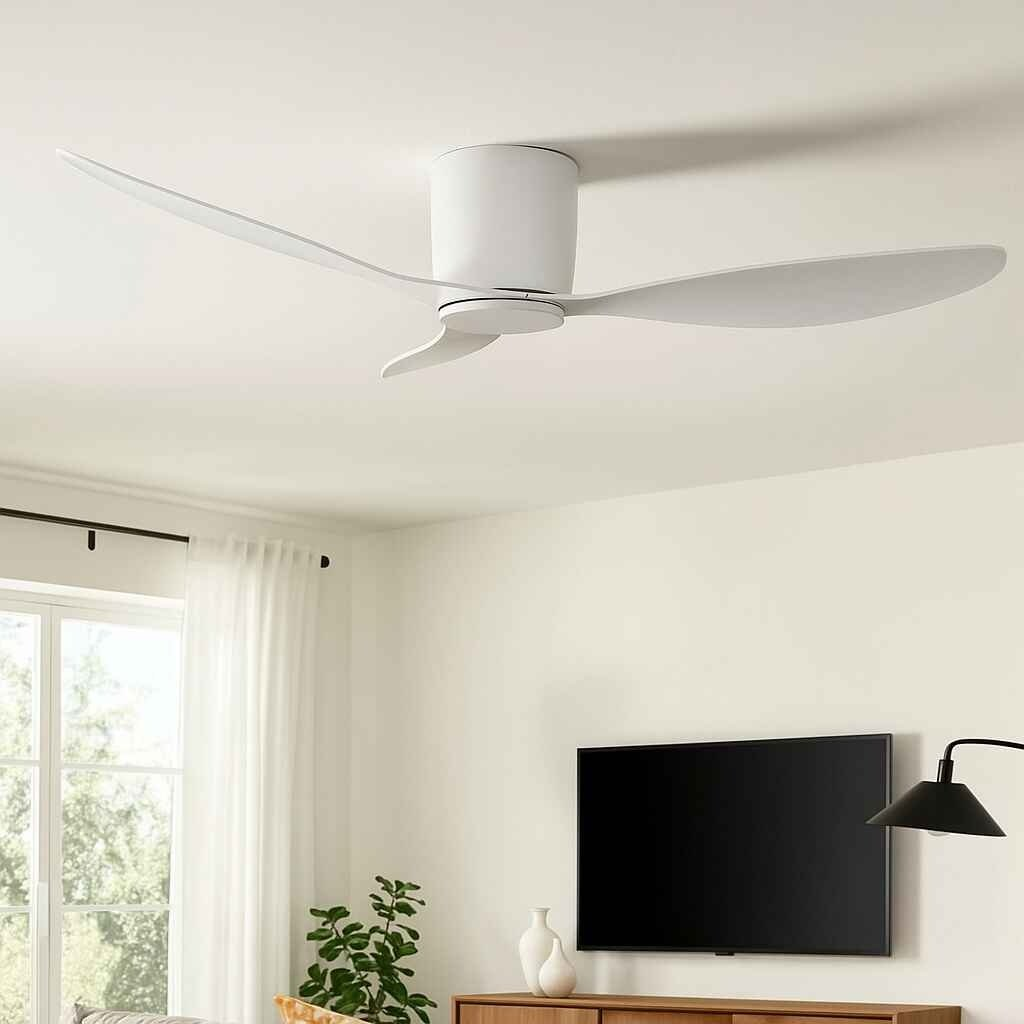 Witte plafondventilator in een kamer. Een tv, een raam en witte muren zijn zichtbaar.