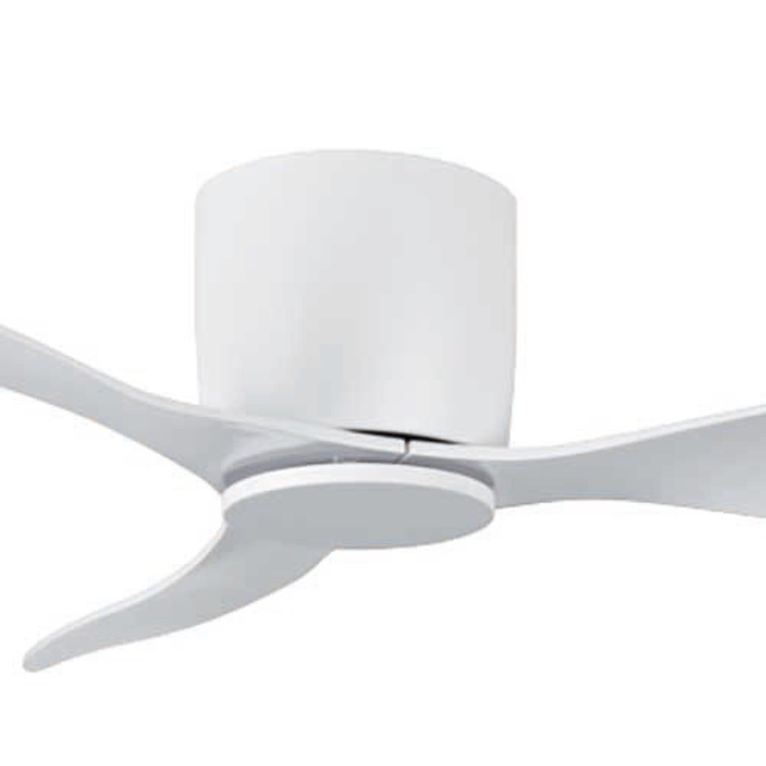 Close-up van een witte plafondventilator. De ventilator heeft drie bladen en een centrale lamp.
