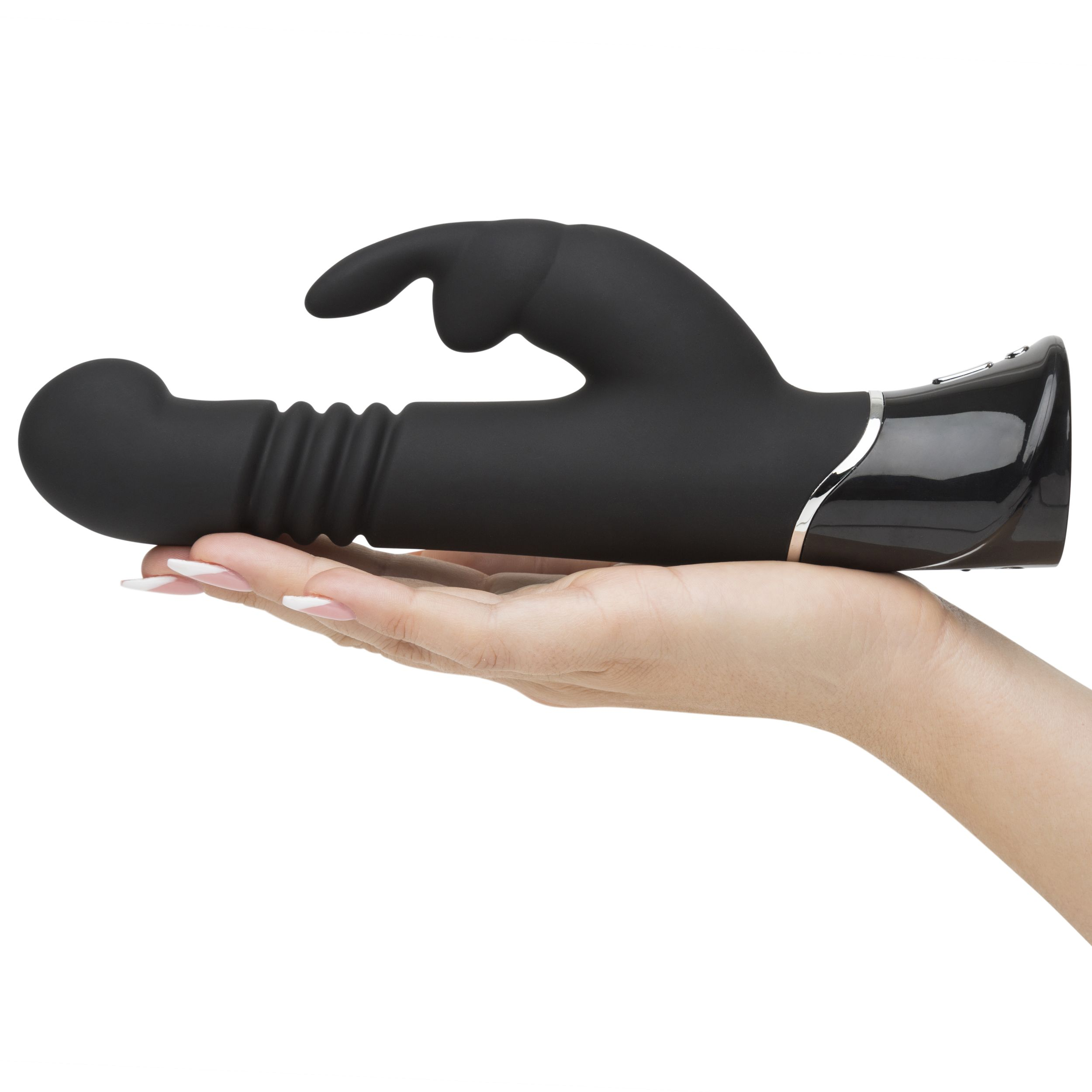 Ein schwarzes Sexspielzeug in der Hand einer Frau. Das Spielzeug ist ein Hasenvibrator. Der Hintergrund ist weiß.