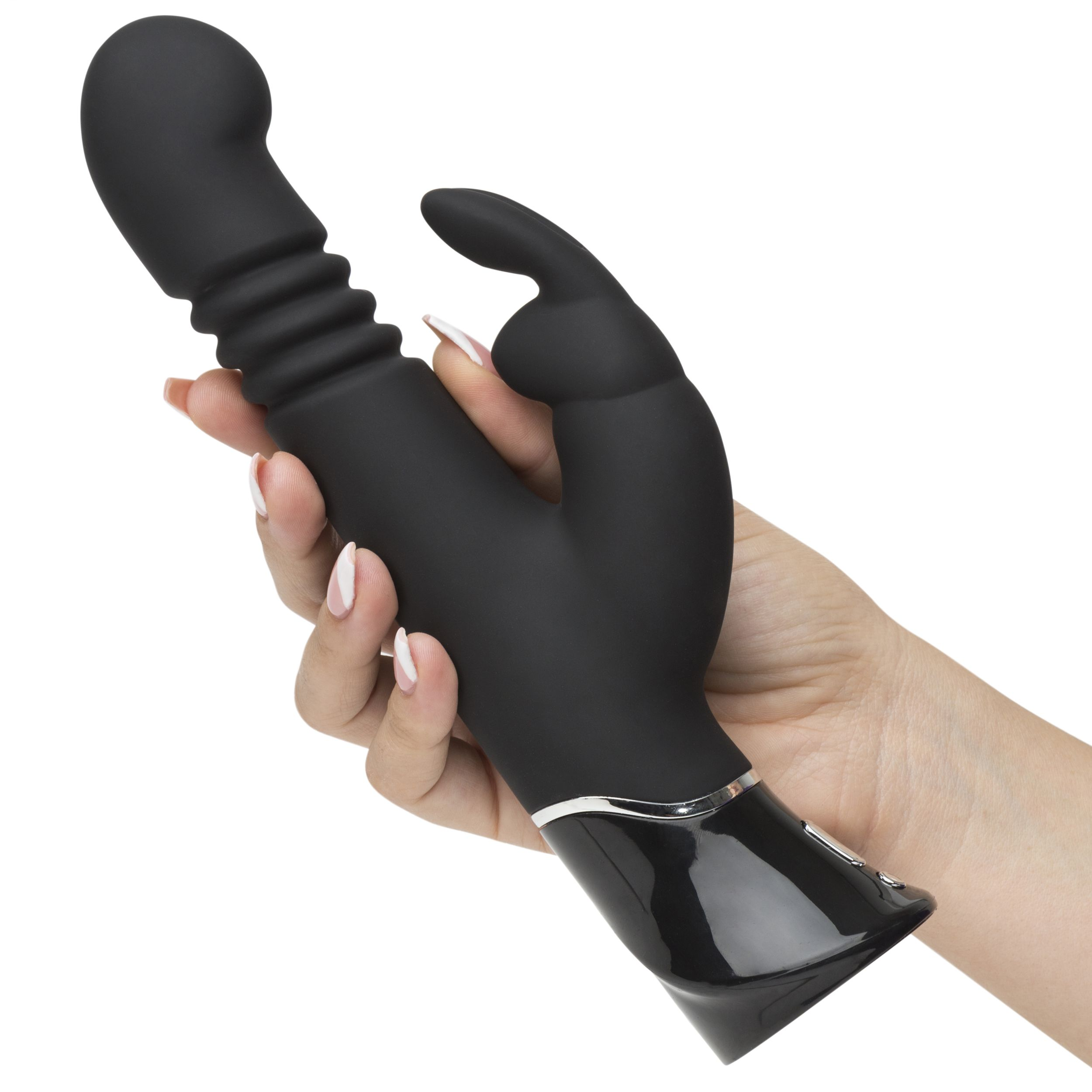 Ein schwarzes Sexspielzeug in der Hand einer Frau. Das Spielzeug hat eine phallische Form und ein hasenohrförmiges Teil. Weißer Hintergrund.