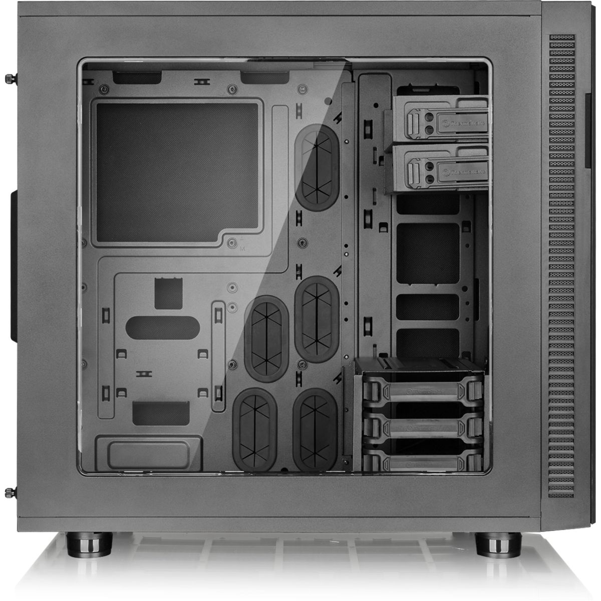 Ein Computergehäuse mit einer transparenten Seitenwand. Es zeigt interne Komponenten. Das Gehäuse ist grau und steht auf einer weißen Oberfläche.