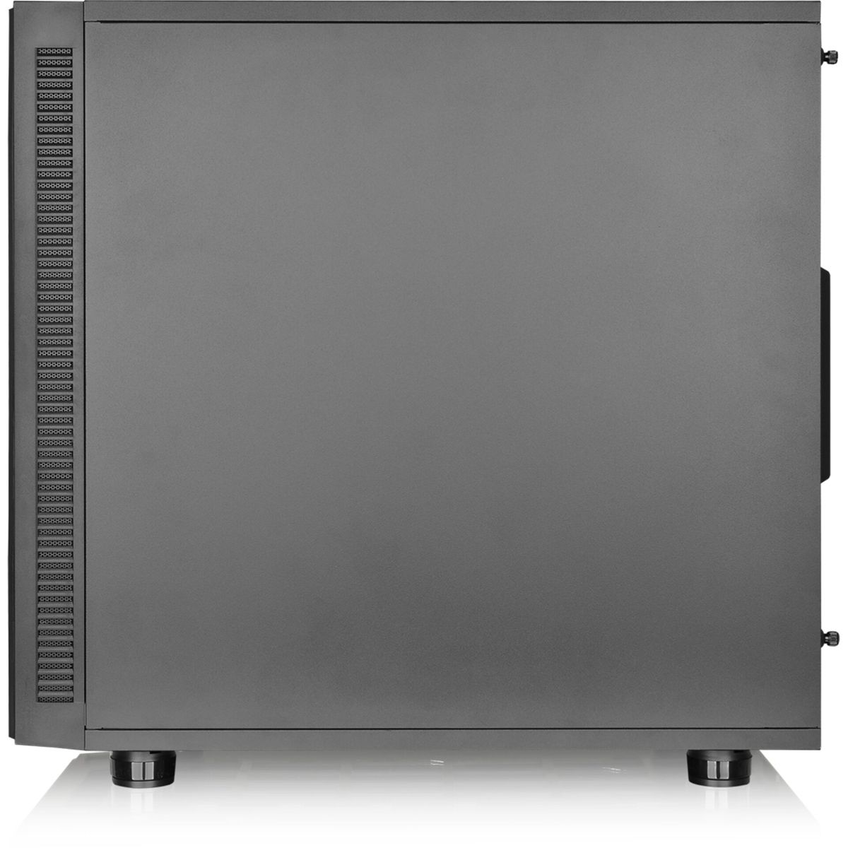 Ein graues Computergehäuse. Die Seitenwand ist sichtbar. Das Gehäuse steht auf einer weißen Oberfläche. Das Gehäuse hat eine perforierte Seitenwand.