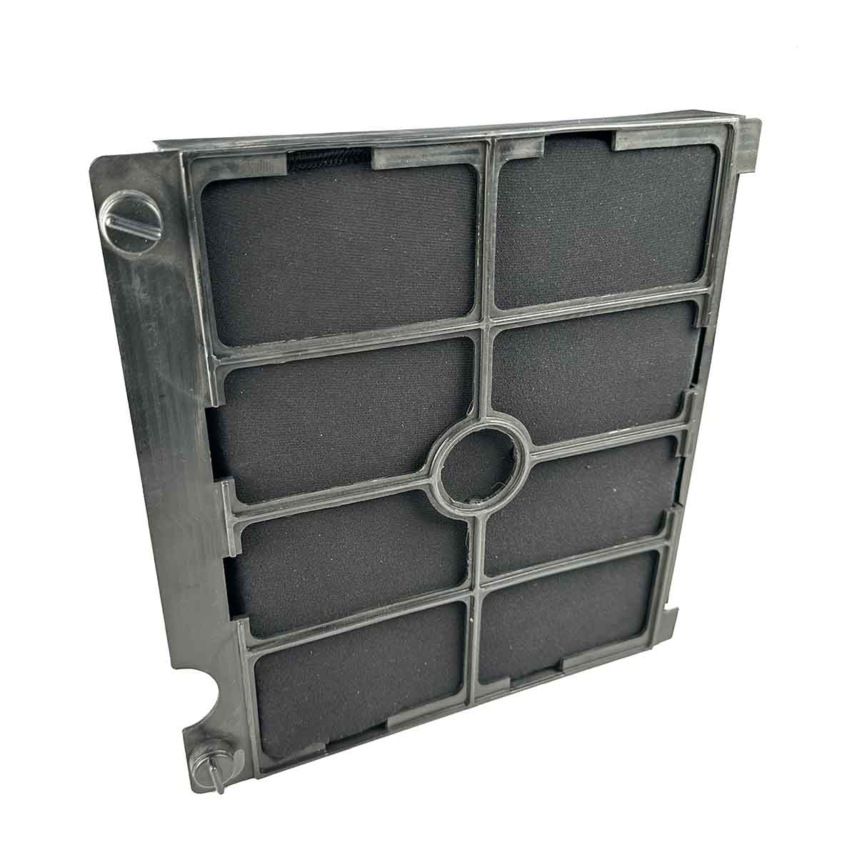 Ein schwarzer rechteckiger Luftfilter mit Gittermuster, montiert in einem Metallrahmen. Der Filter befindet sich auf weißem Hintergrund.