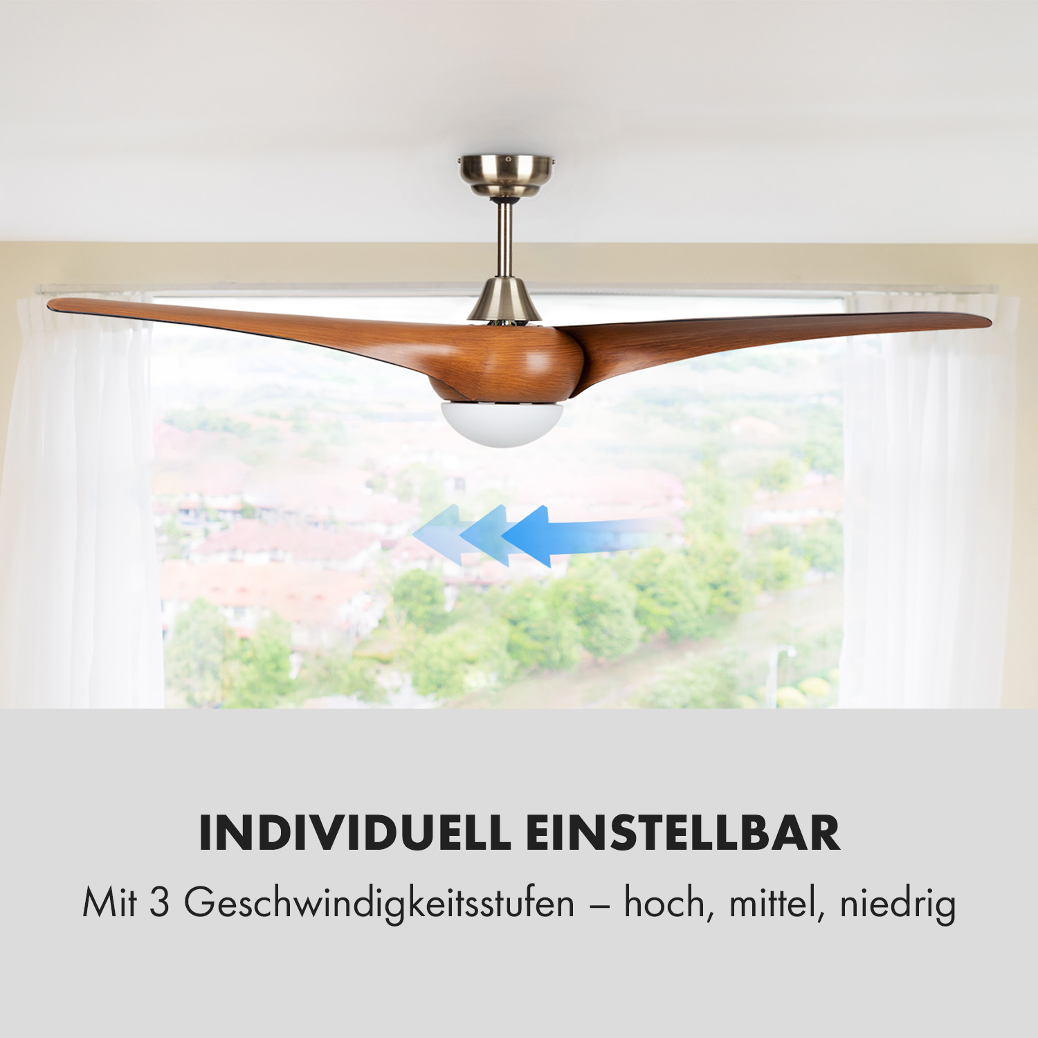 Ventilatore da soffitto con pale in legno, frecce indicano il flusso d'aria, davanti a una finestra.