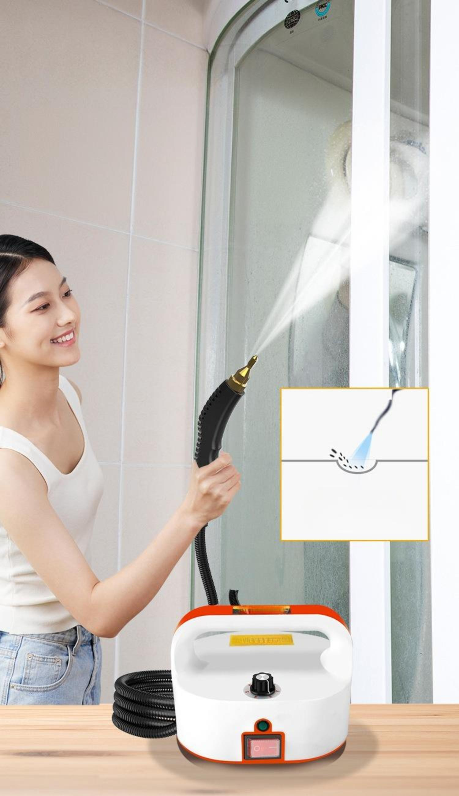 Eine Frau reinigt eine Dusche mit einem Dampfreiniger. Der Dampfreiniger ist weiß und orange. Die Dusche ist aus Glas.