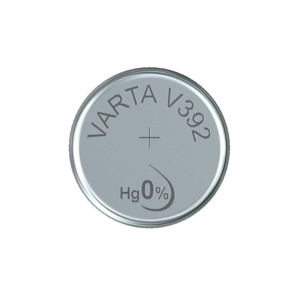 Una pila de botón Varta V392 plateada con 'VARTA', 'V392', un signo más y 'Hg 0%' impresos.