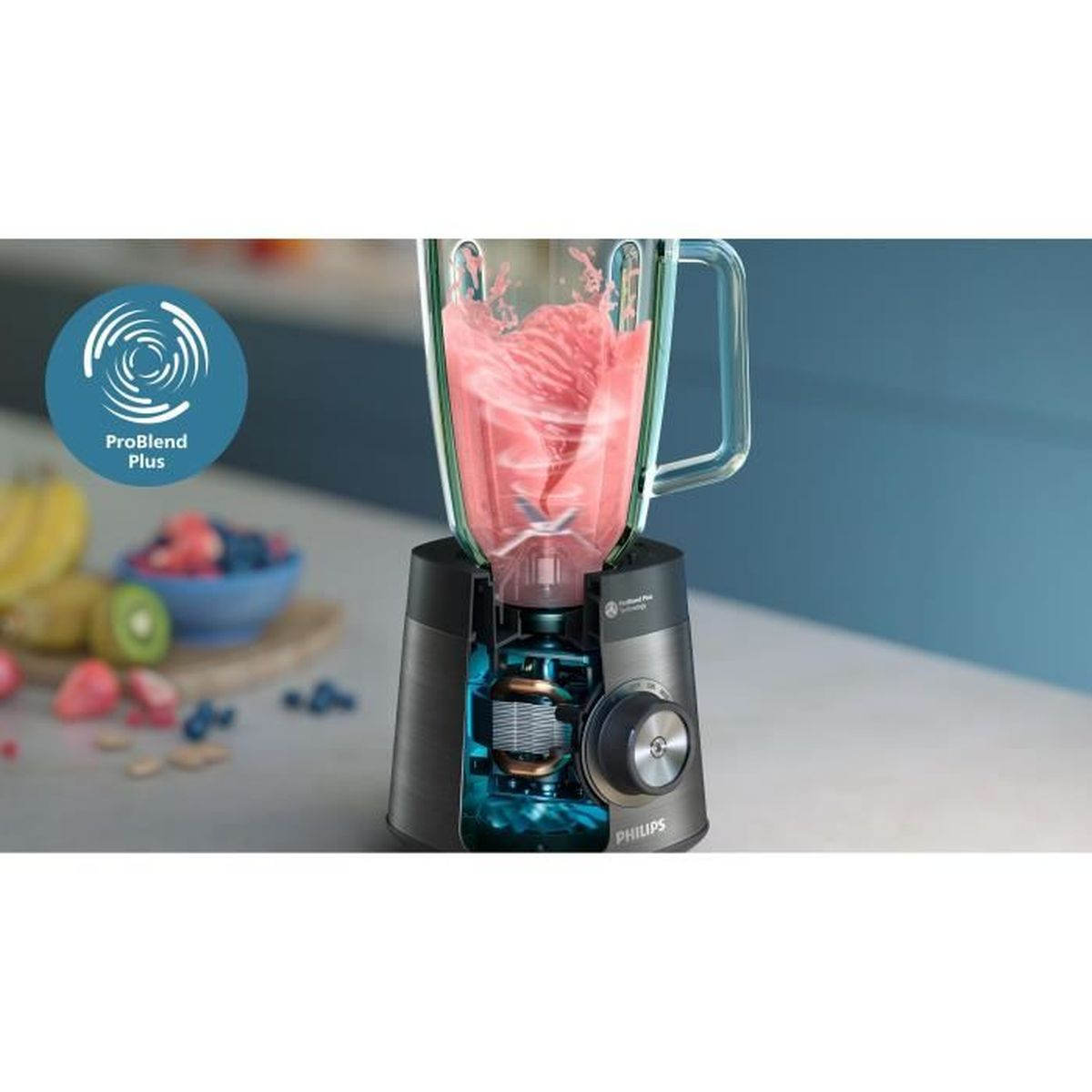 Ein Mixer mit rosa Flüssigkeit, im Hintergrund ein blaues ProBlend Plus Logo.