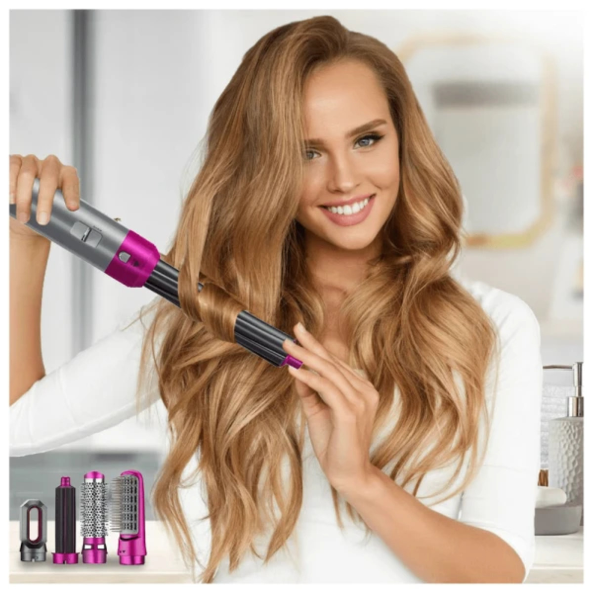Mujer peinando su cabello con una herramienta de peinado. La herramienta es plateada y rosa. Está sonriendo y tiene cabello largo y ondulado.