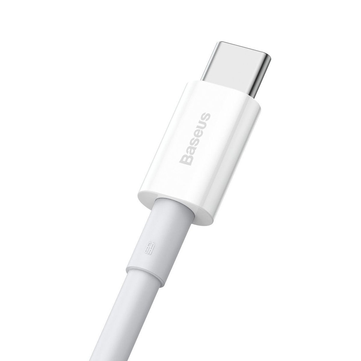 Witte Baseus USB-C-kabel, onder een hoek, met witte kabel en connector.