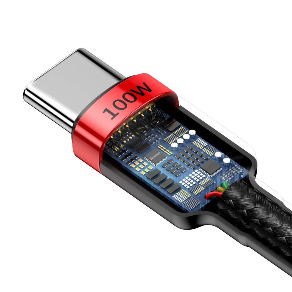 Zbliżenie końca kabla USB-C, pokazujące obwód wewnętrzny i etykietę 100W.