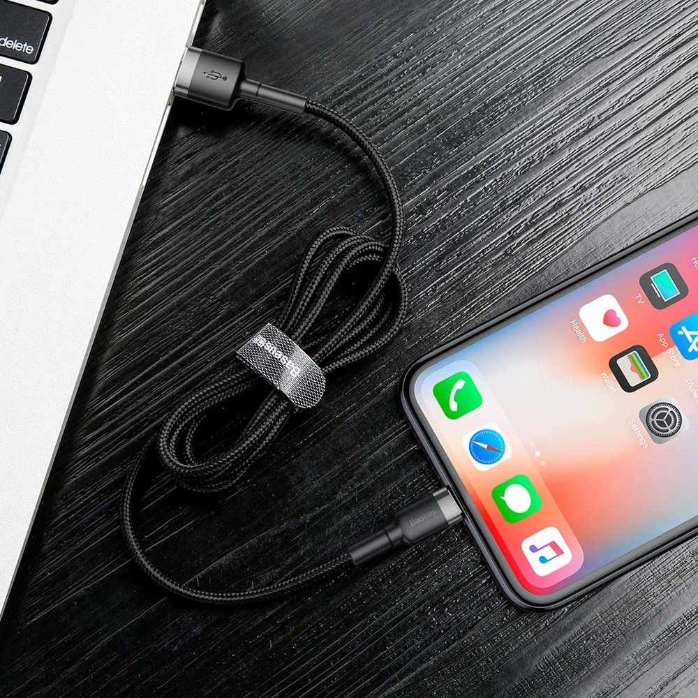 Czarny kabel USB do Lightning podłączony do laptopa i telefonu, z markową opaską.