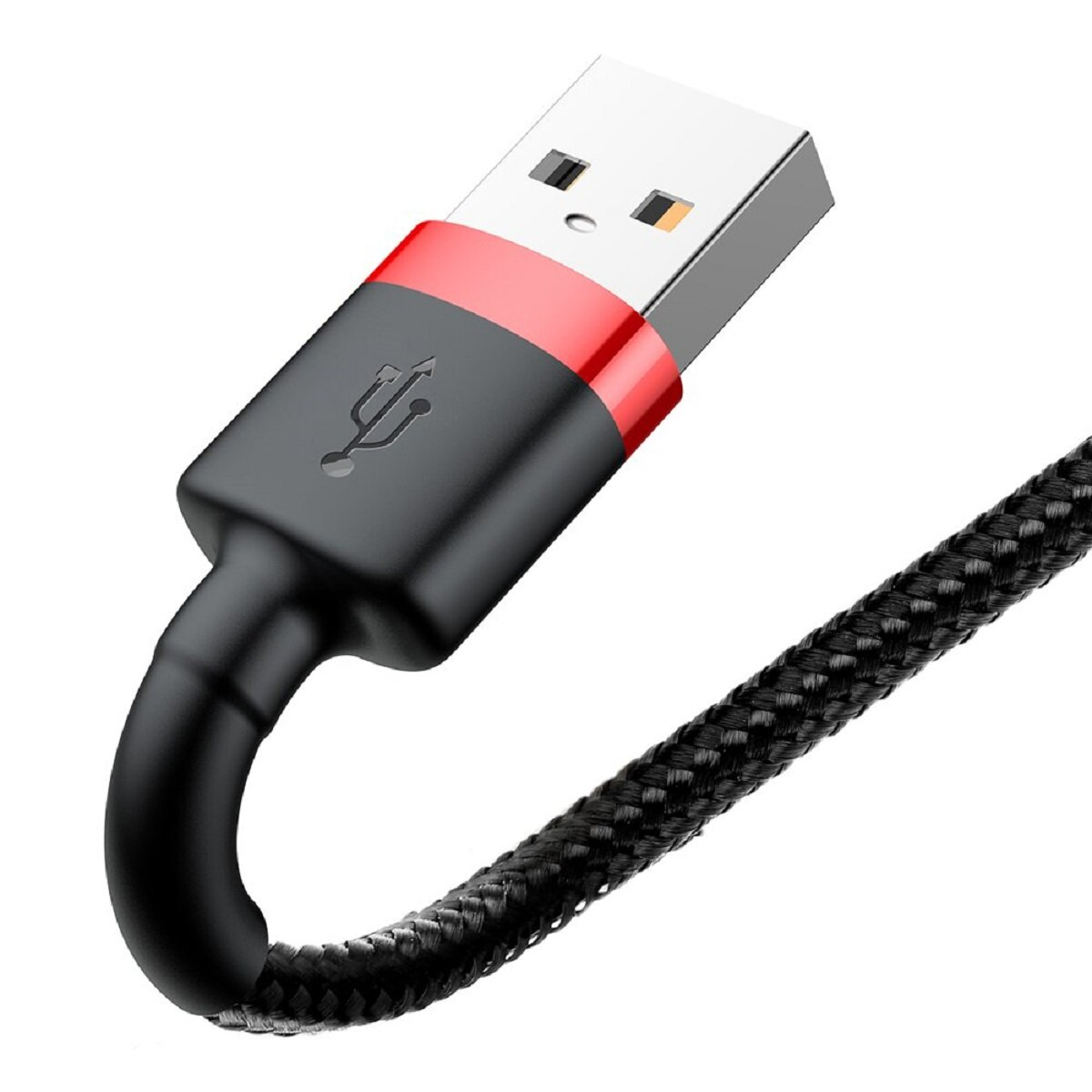 Zbliżenie czarnego kabla USB z czerwonymi akcentami. Widoczny jest konektor USB.