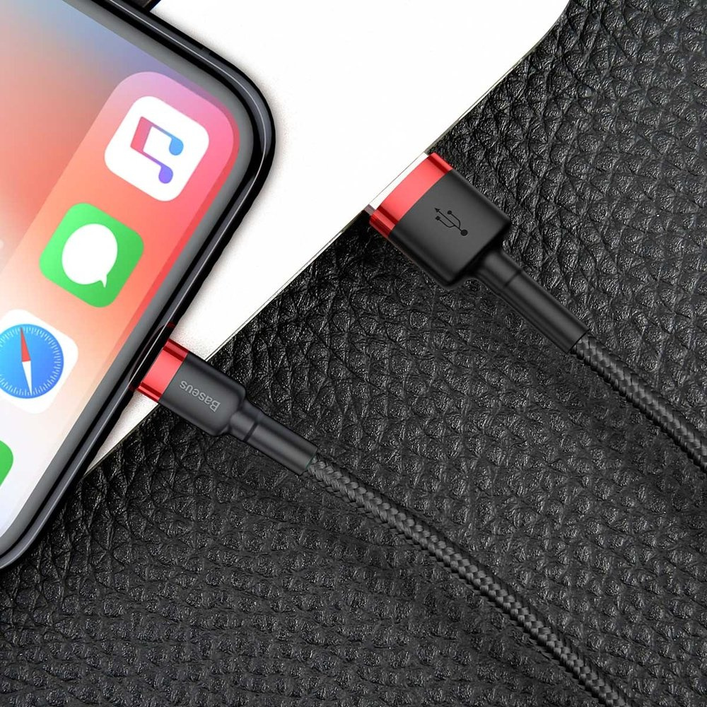 Czarny kabel USB z czerwonymi akcentami podłączony do telefonu. Zbliżenie.
