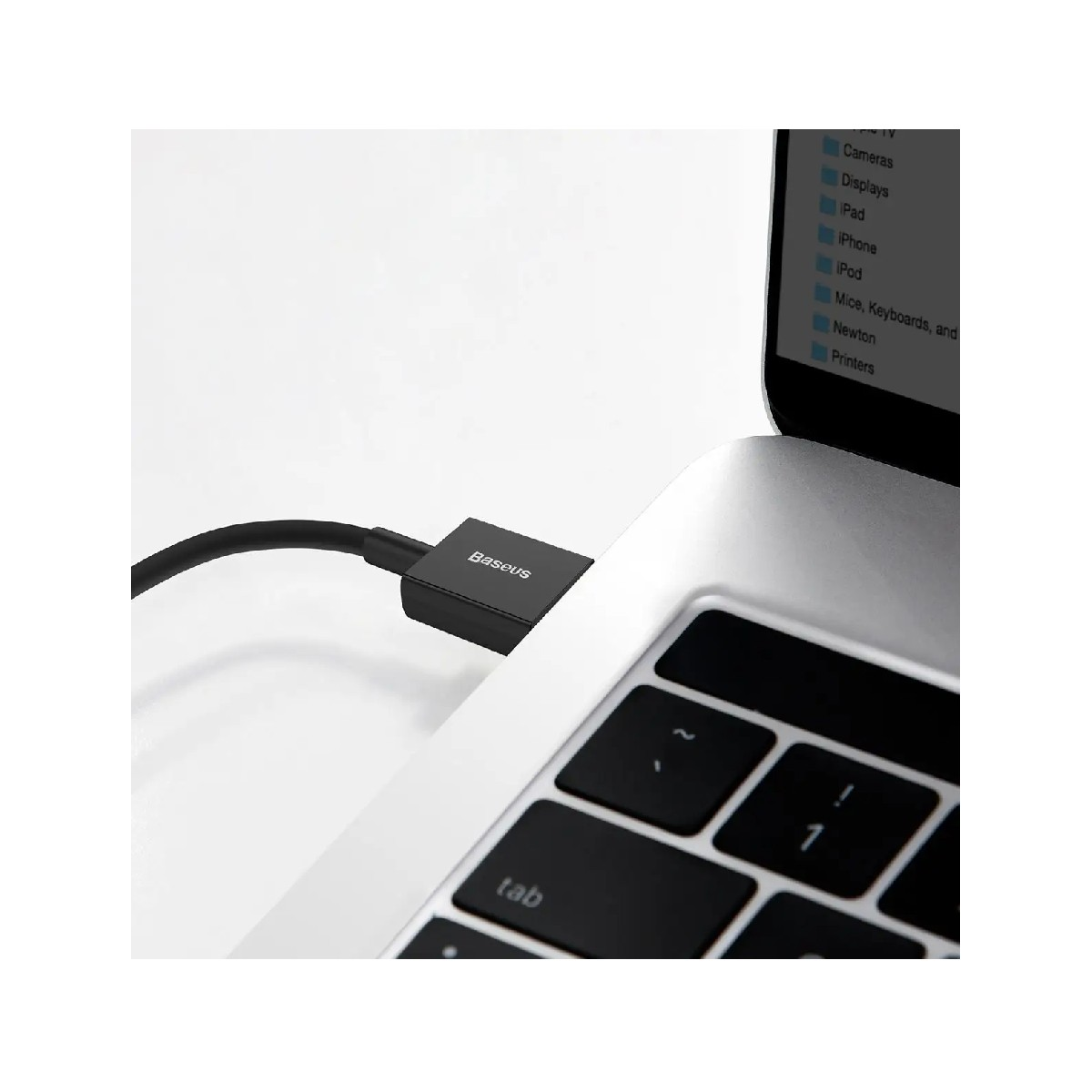 Czarny adapter Baseus podłączony do laptopa. Ekran laptopa wyświetla ikony plików.