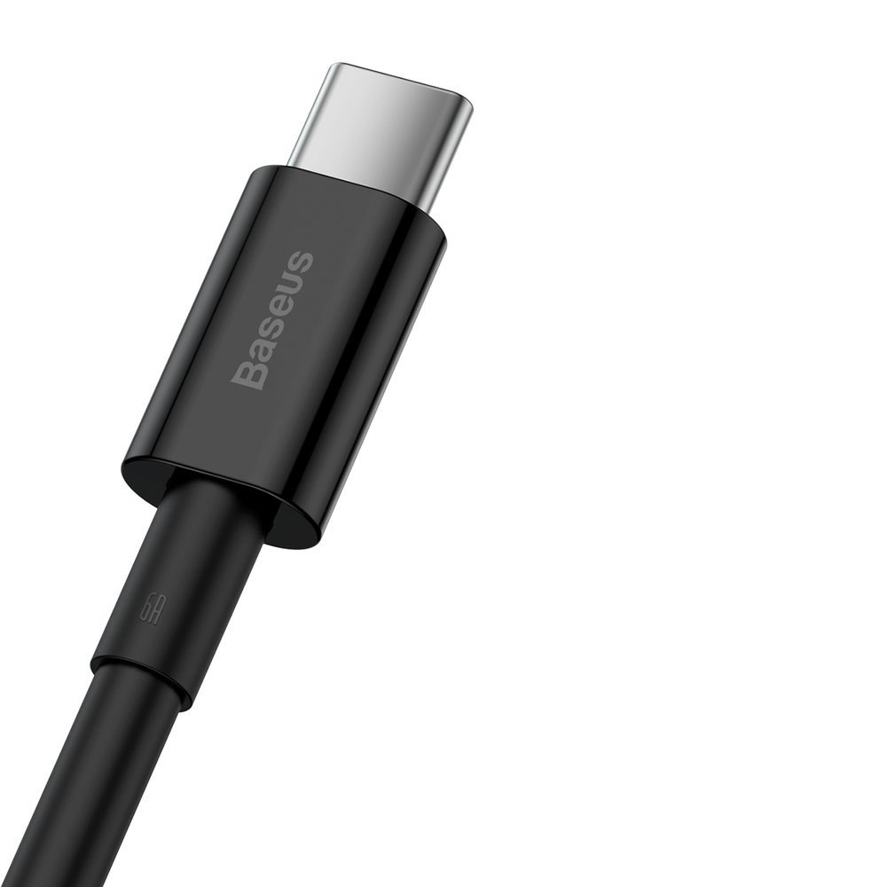 Zbliżenie czarnego kabla z wtyczką USB-C. Marka Baseus jest widoczna na wtyczce.