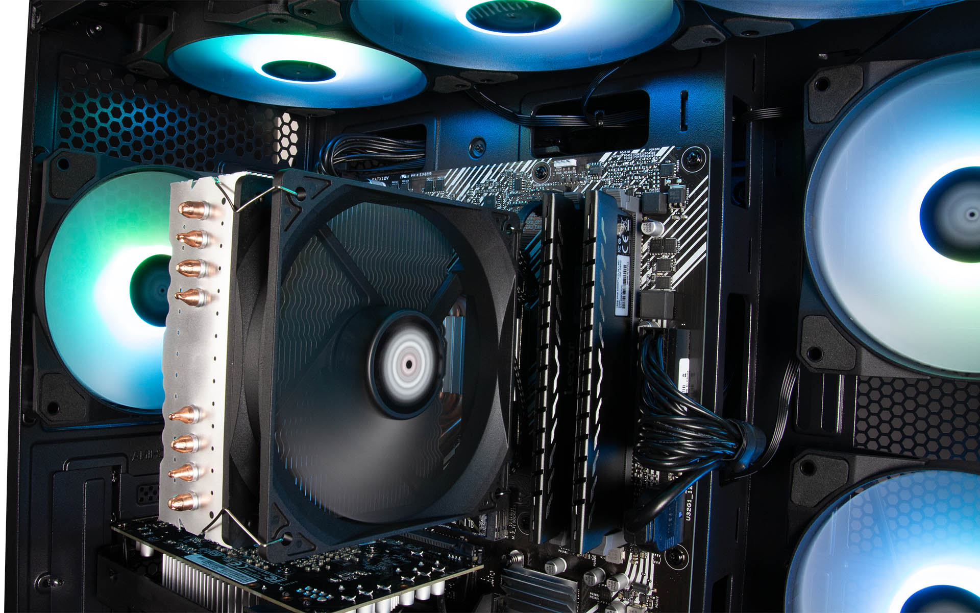 Interno di un case per PC con componenti. Dissipatore CPU, RAM e scheda madre sono visibili.