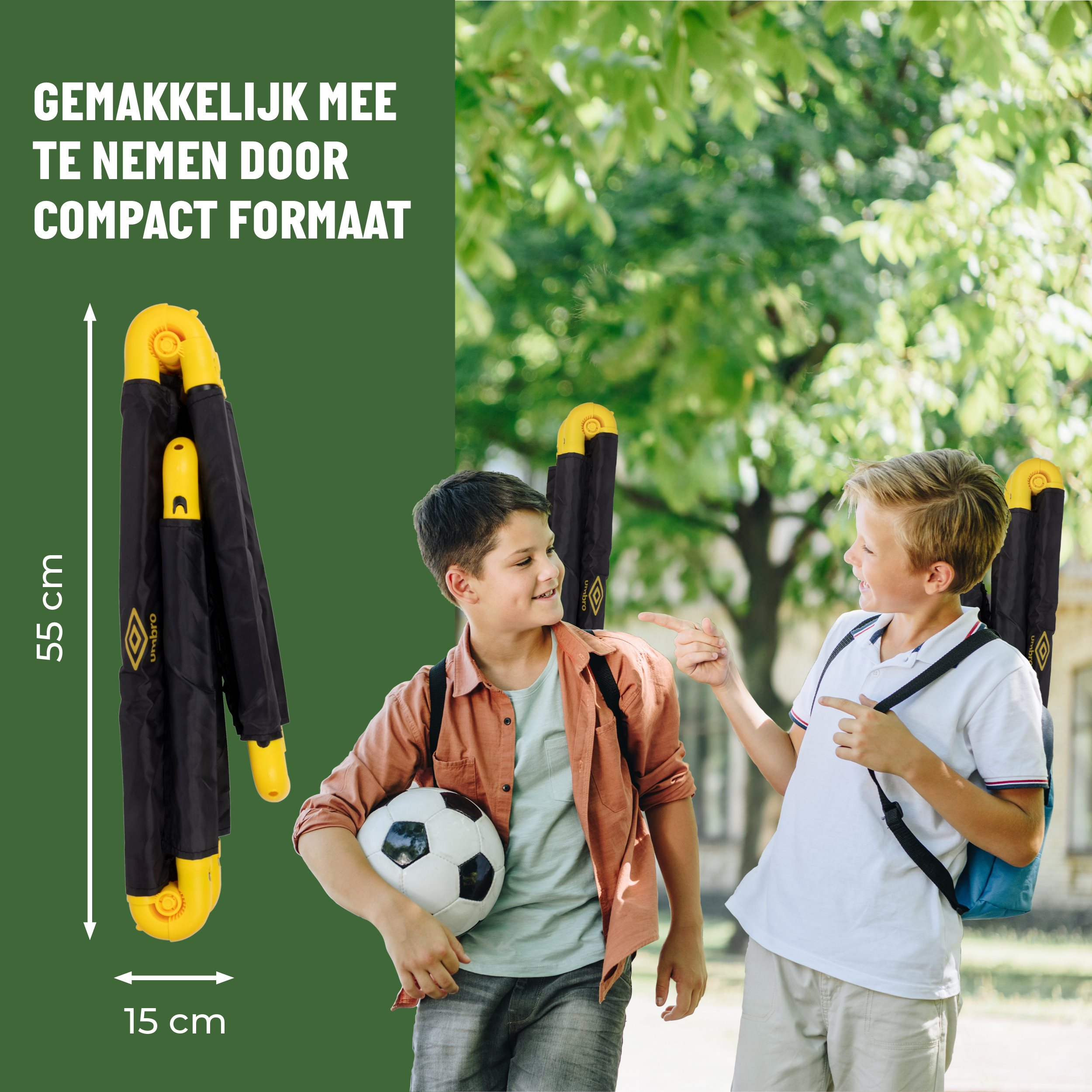 Zwei Jungen mit einem Fußball falten ein tragbares Fußballtor. Text auf Niederländisch.